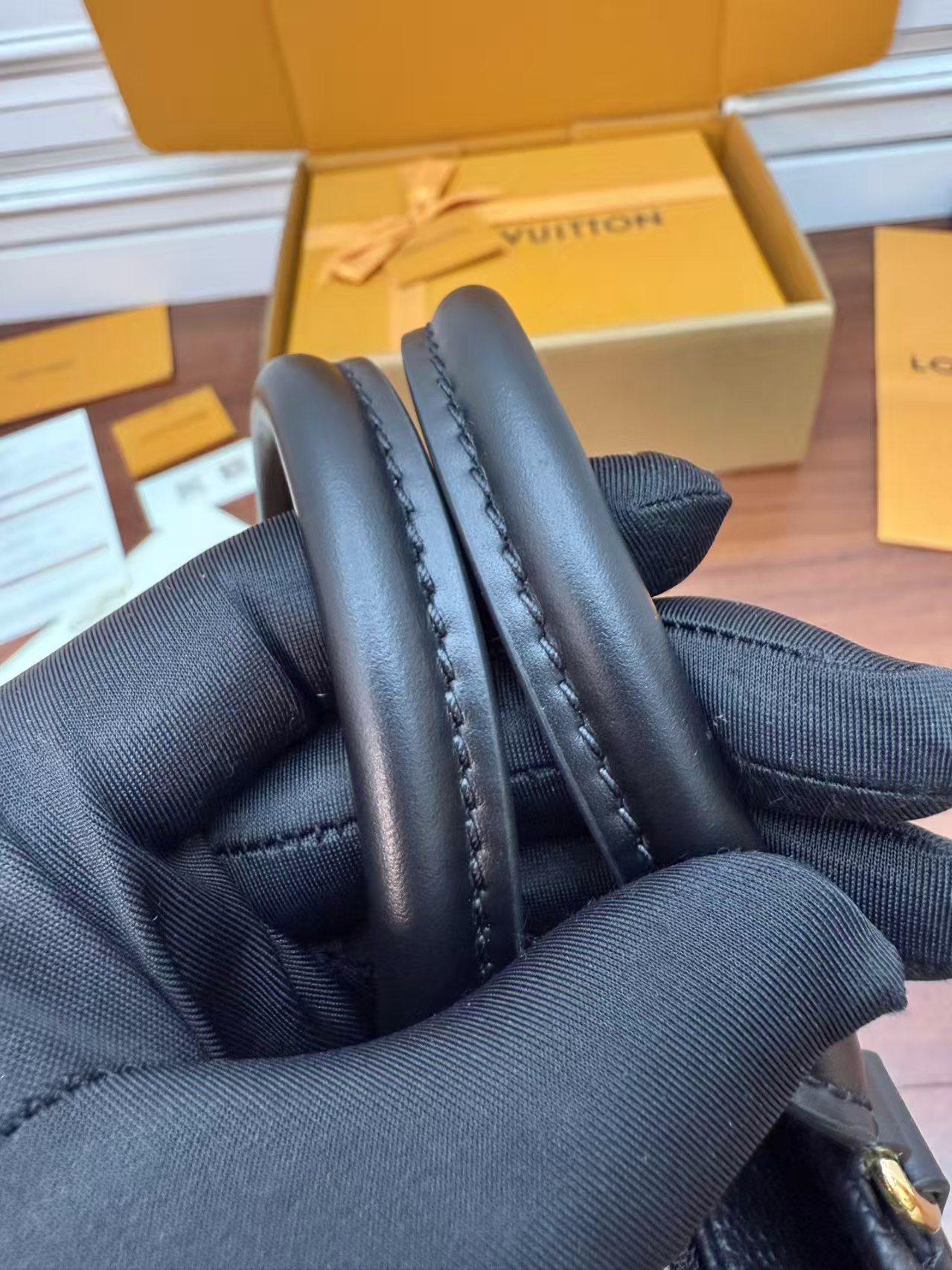 Louis Vuitton M23640 OnTheGo East West view 6
