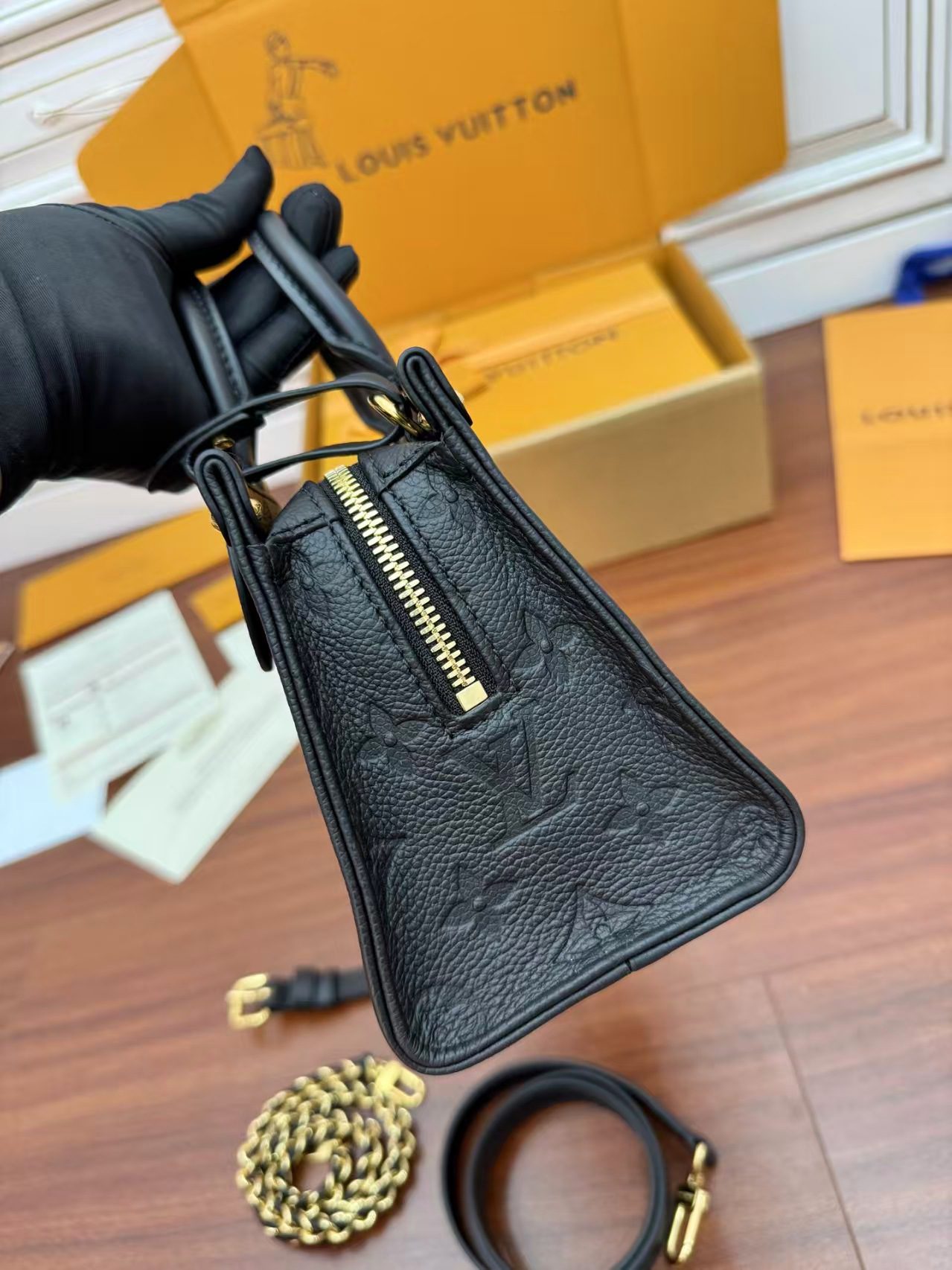 Louis Vuitton M23640 OnTheGo East West view 8