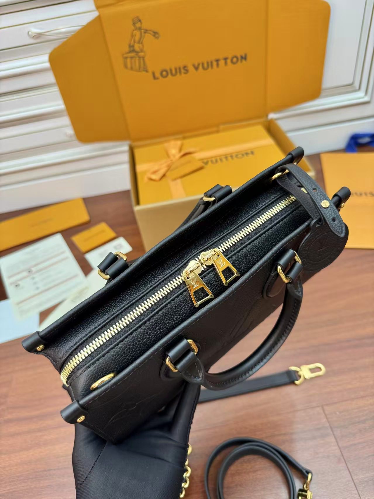 Louis Vuitton M23640 OnTheGo East West view 9