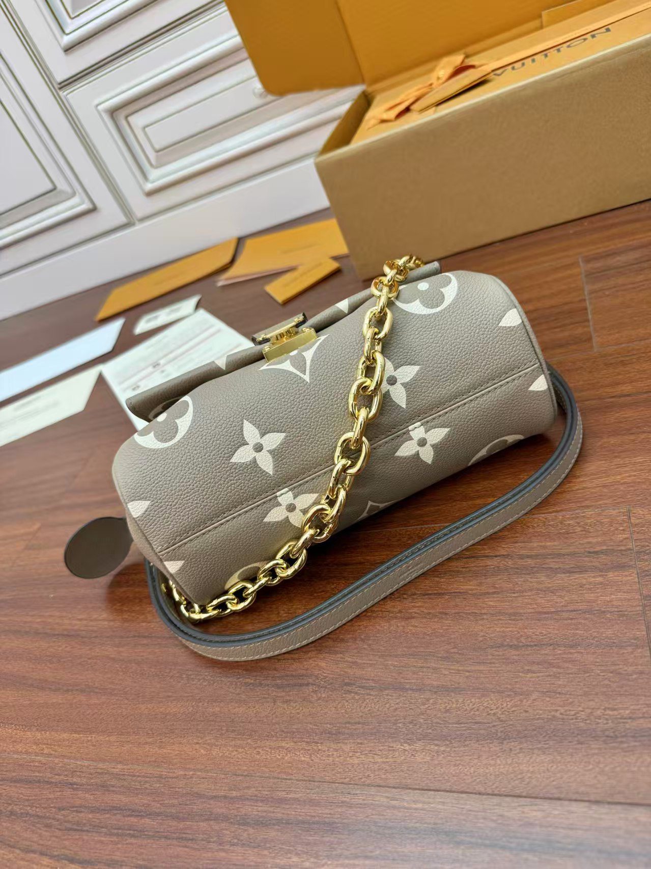 Louis Vuitton M45836 Favorite Bag view 4