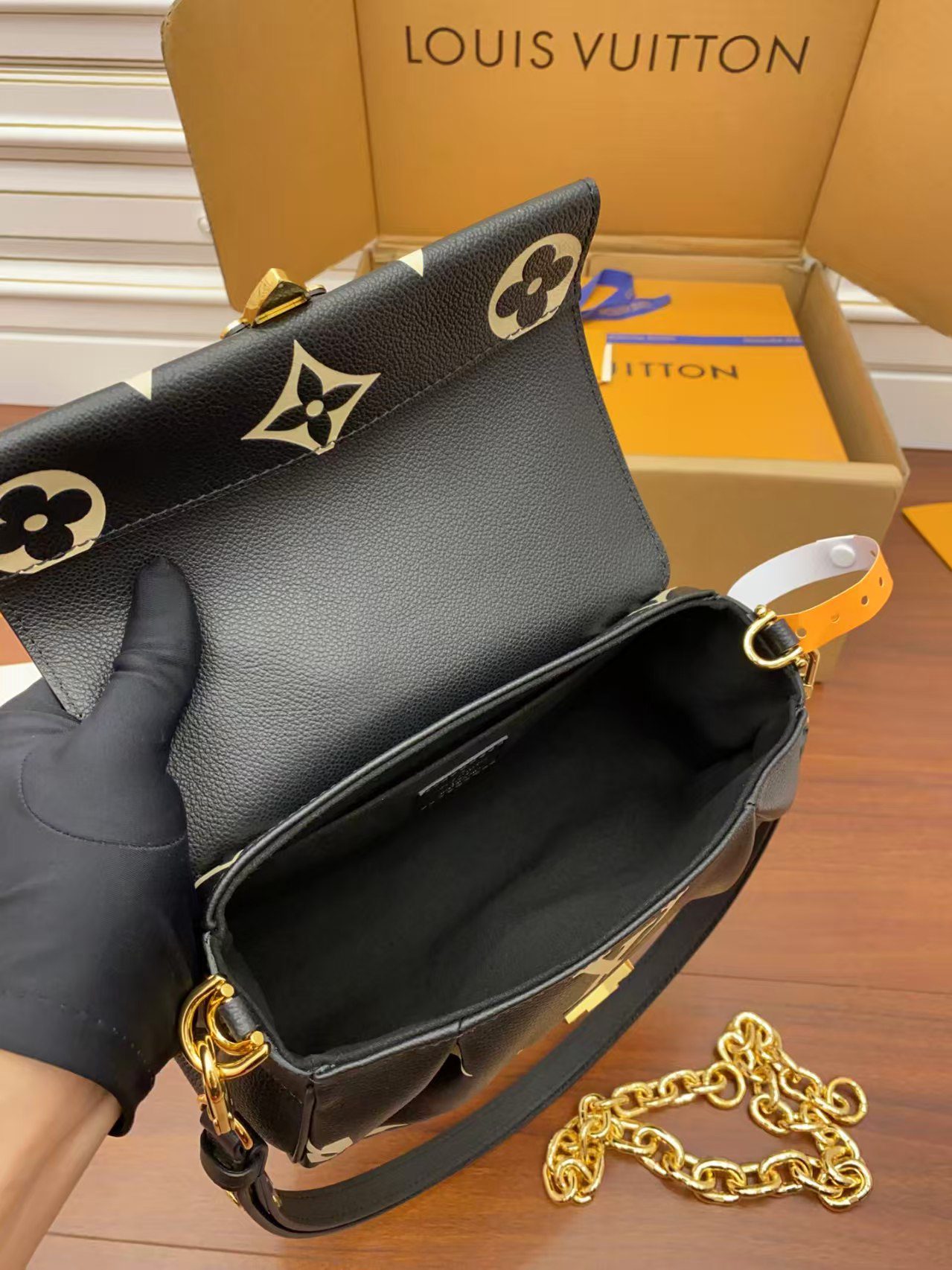 Louis Vuitton Madeleine M45978 view 12