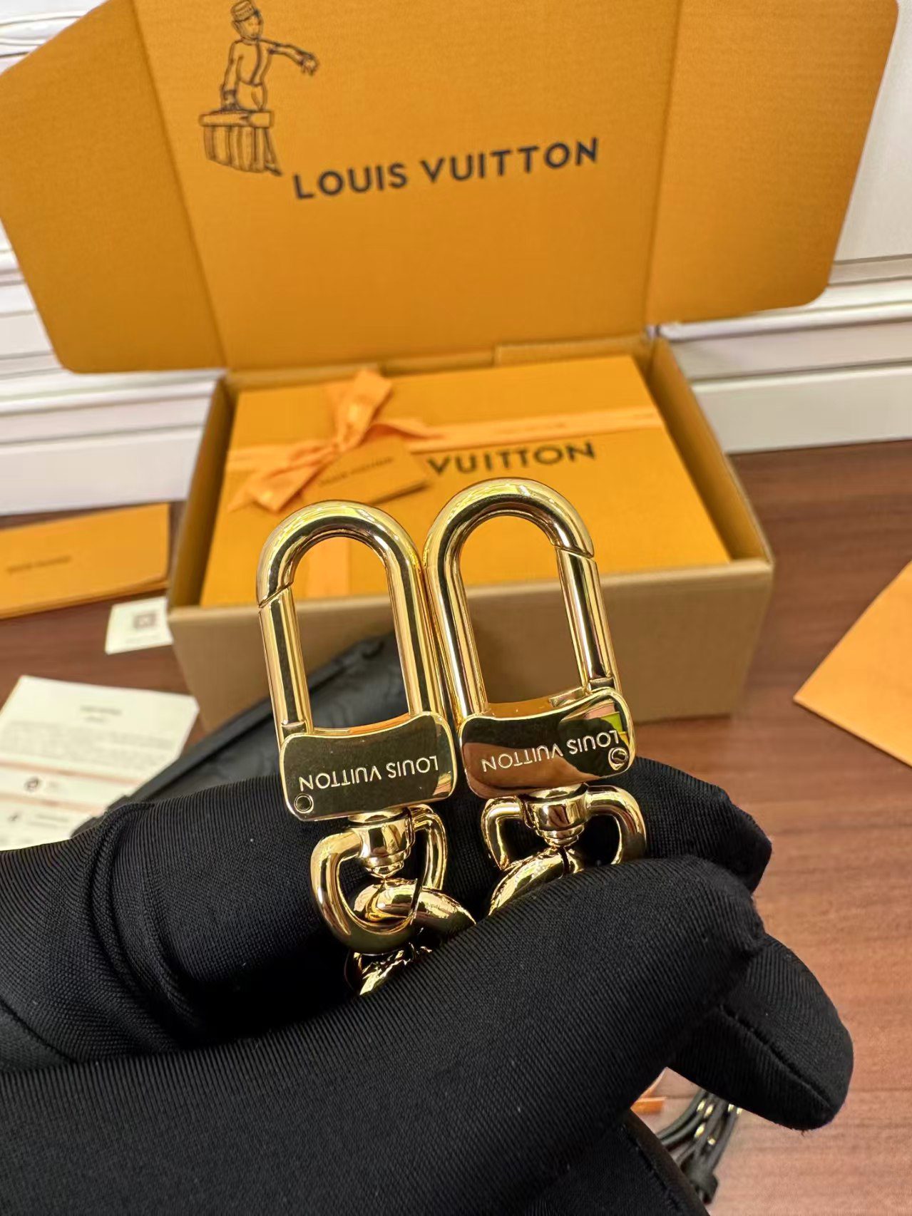 Louis Vuitton M46595 Pochette Métis East West view 13