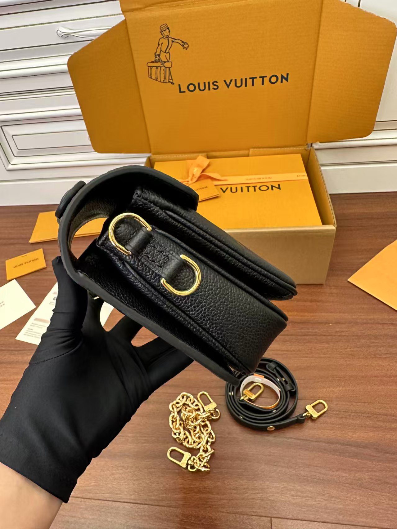 Louis Vuitton M46595 Pochette Métis East West view 7