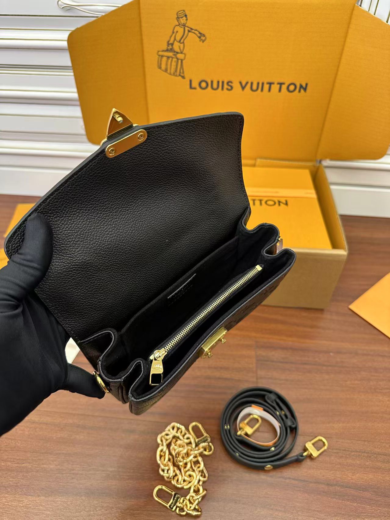 Louis Vuitton M46595 Pochette Métis East West view 9