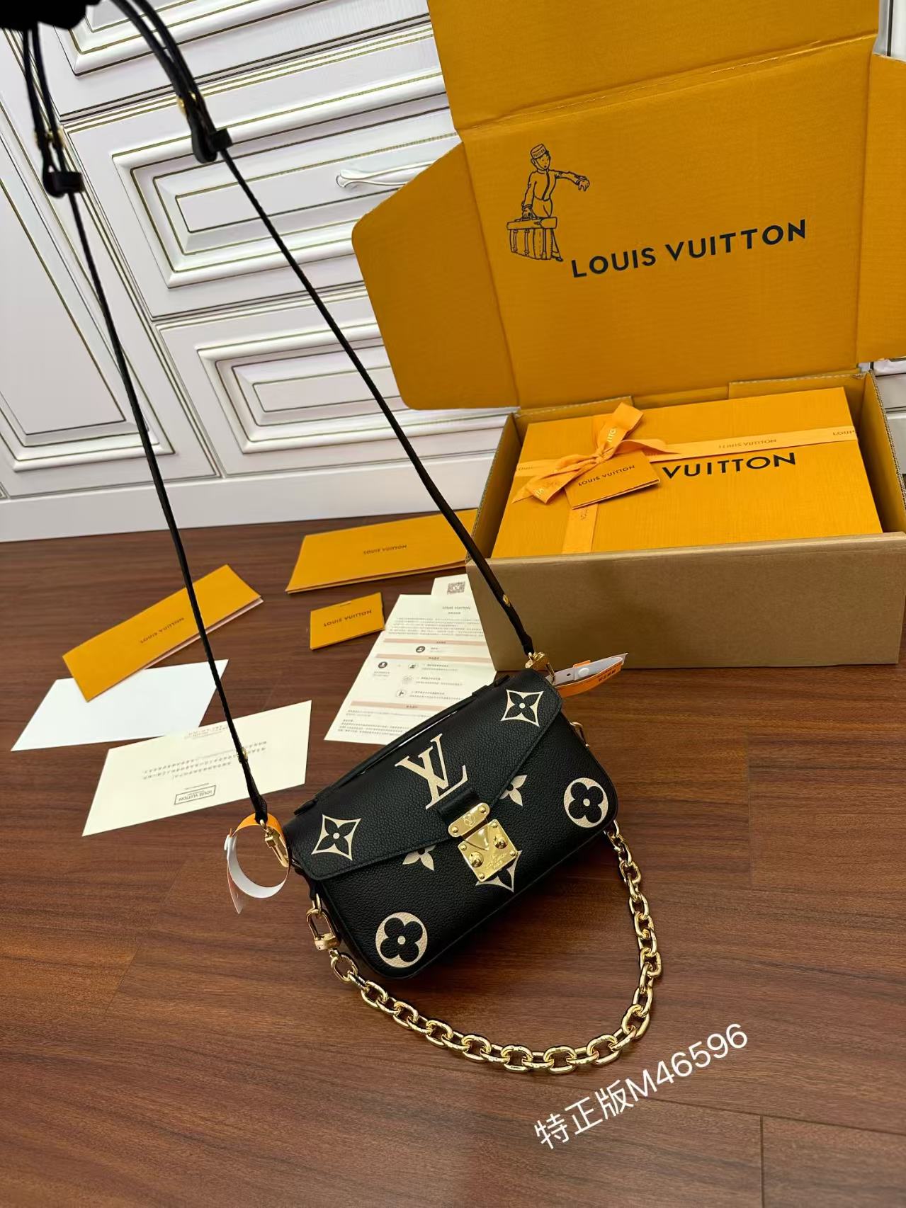 Louis Vuitton Pochette Métis East West M46596 view 2