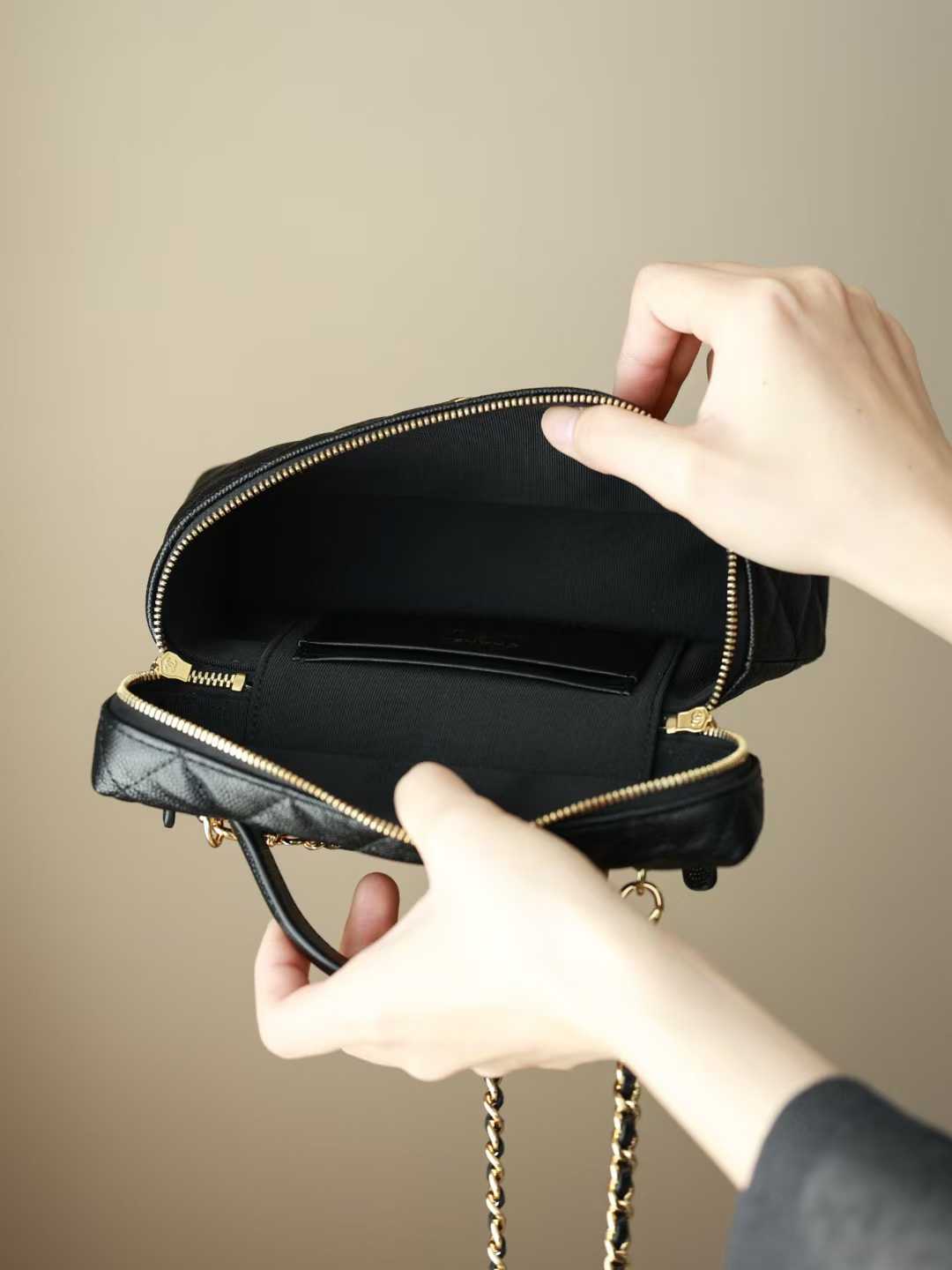 Chanel 26C Top handle box bag view 3