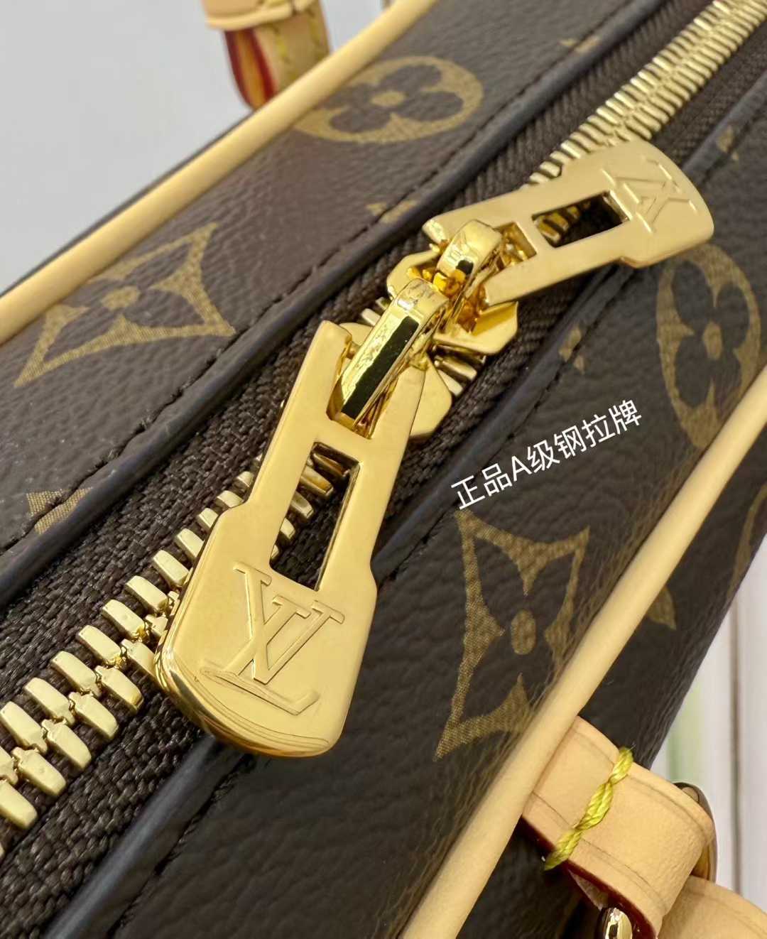 Louis Vuitton Hang on M47031 view 2
