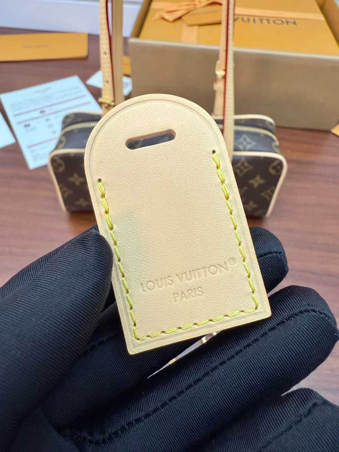 Louis Vuitton Hang on M47031 view 3