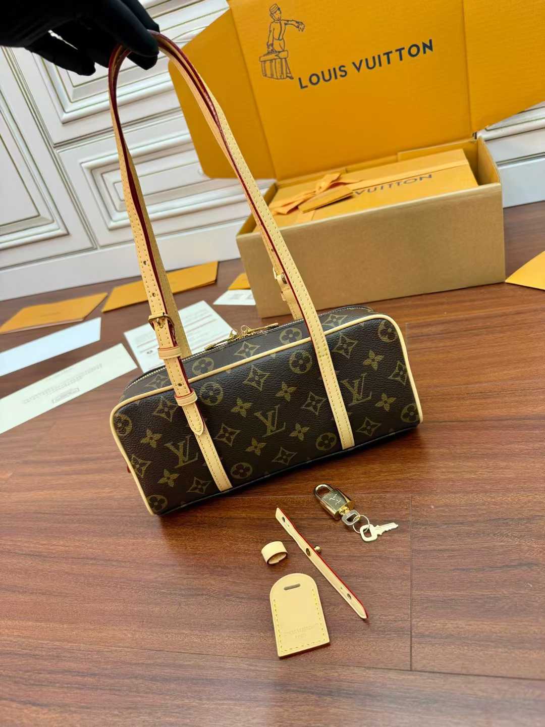 Louis Vuitton Hang on M47031 view 4