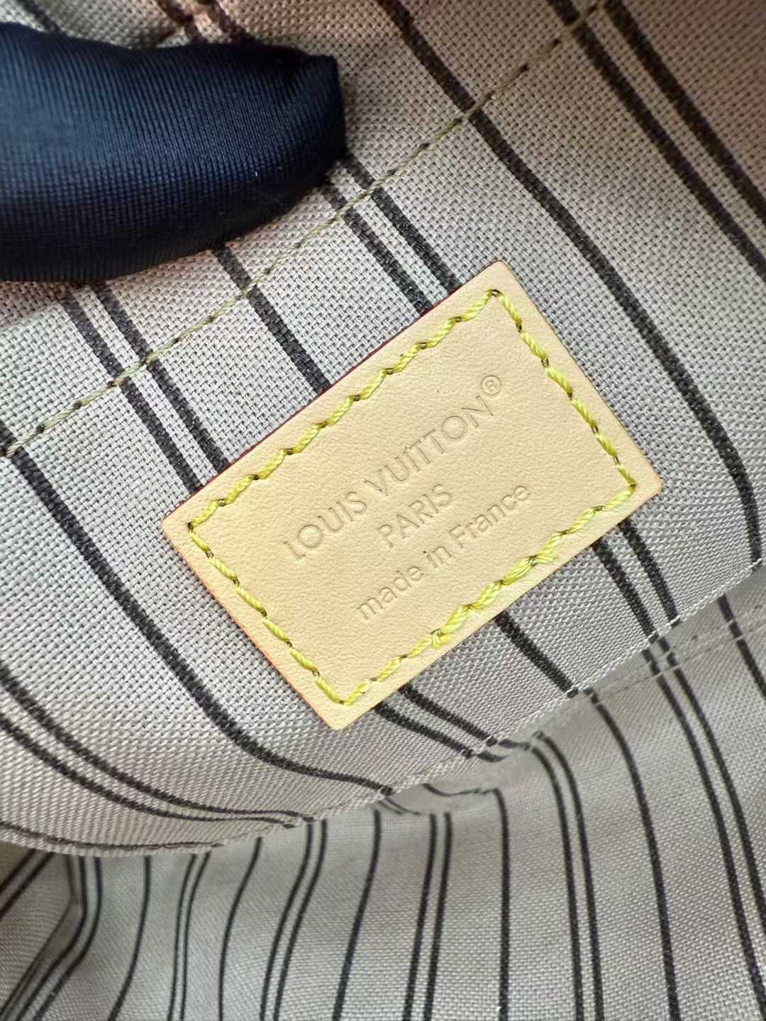Louis Vuitton Hang on M47031 view 5