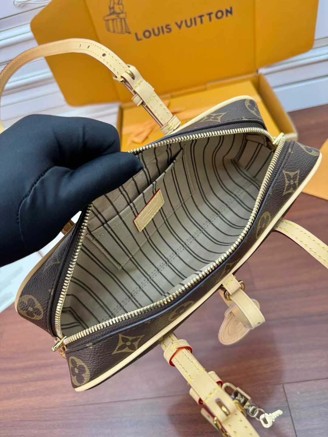 Louis Vuitton Hang on M47031 view 6