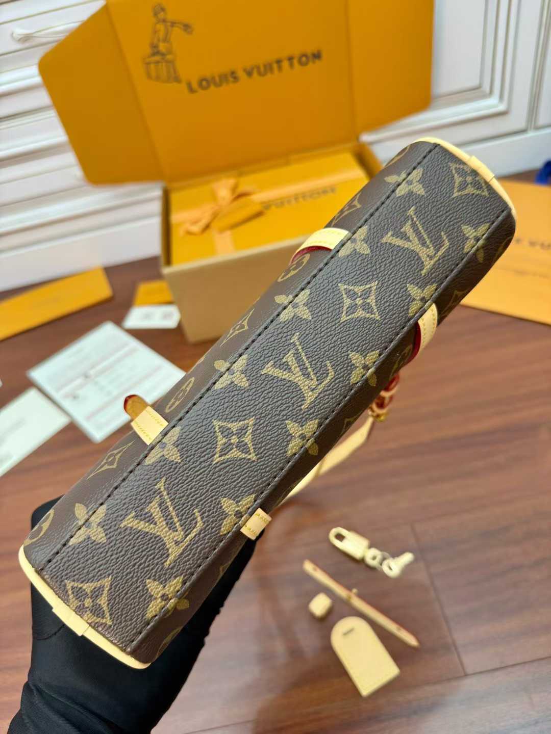 Louis Vuitton Hang on M47031 view 7