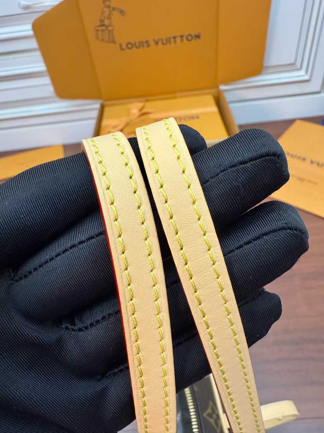 Louis Vuitton Hang on M47031 view 8
