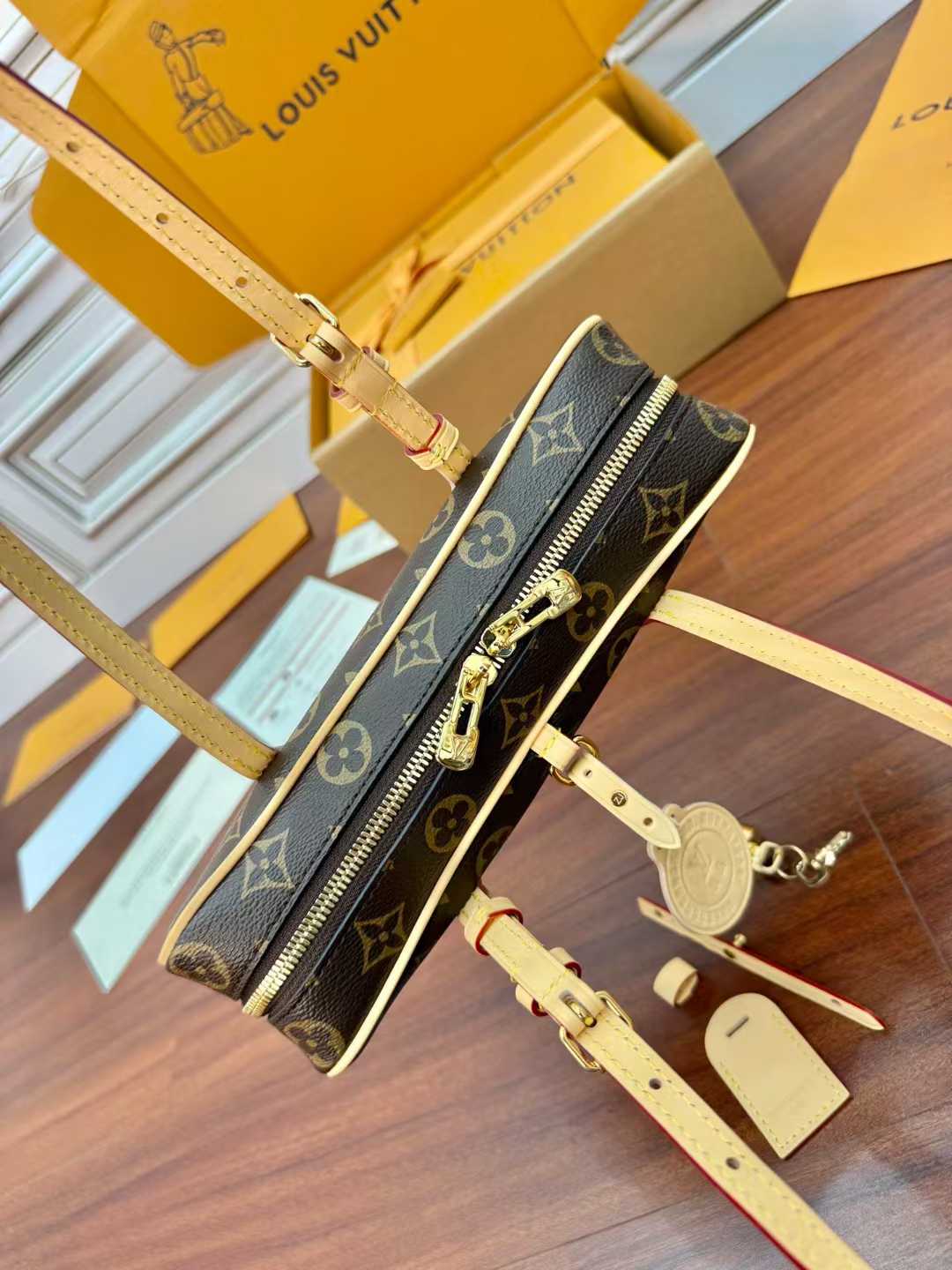 Louis Vuitton Hang on M47031 view 9