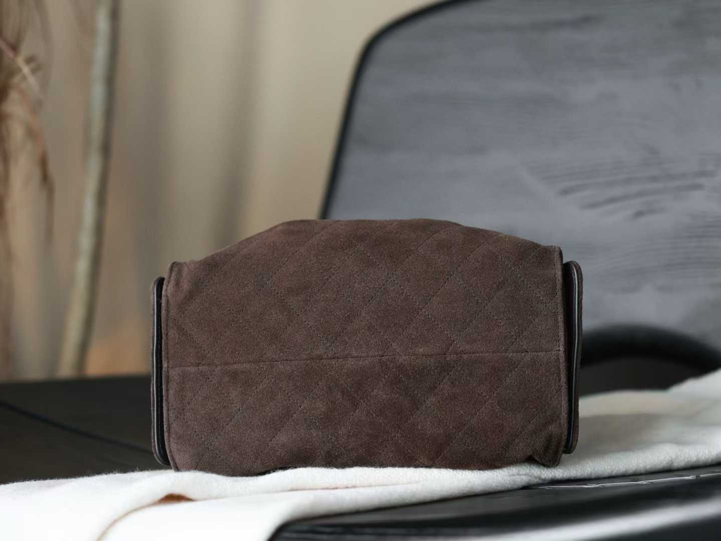 Chanel 25 Handbag view 3