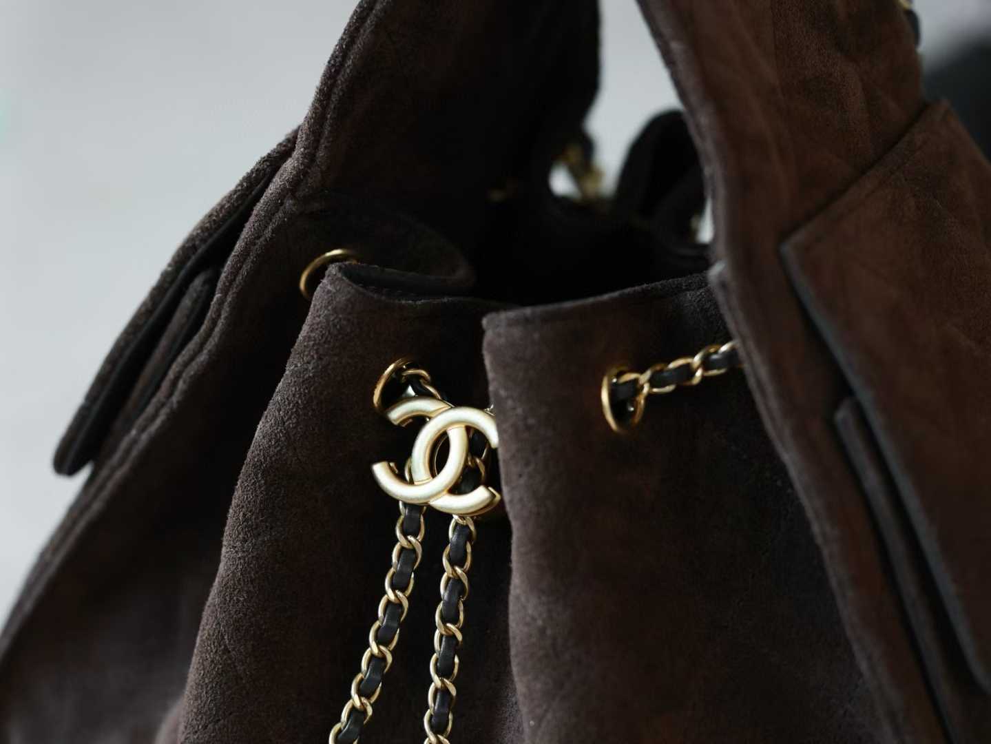 Chanel 25 Handbag view 4