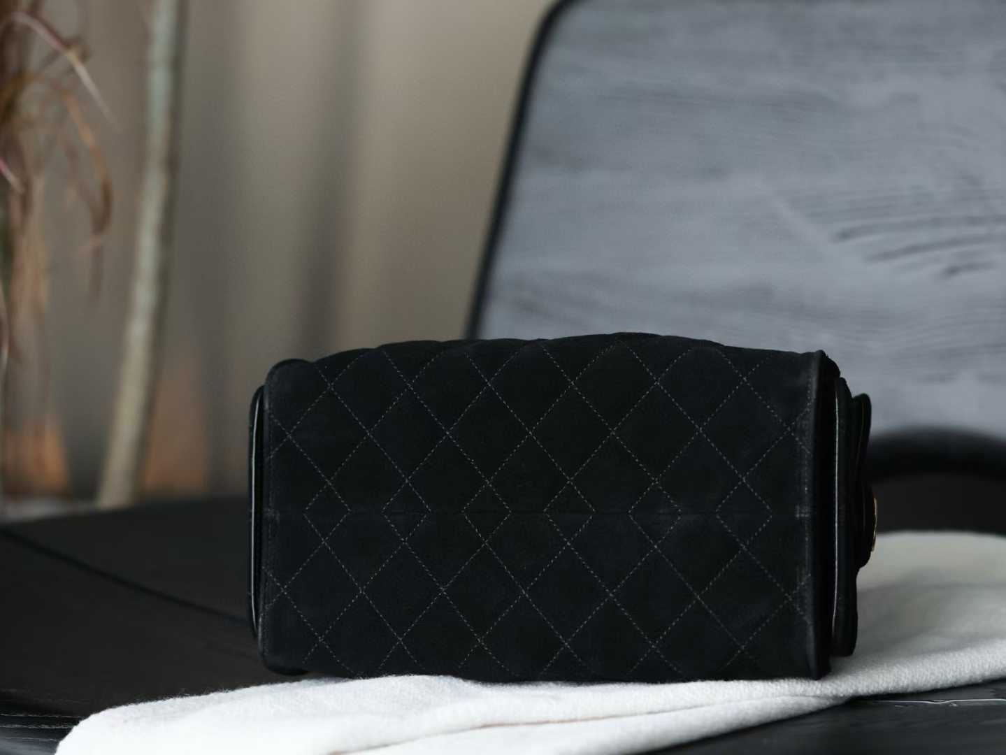 Chanel 25 Handbag view 3