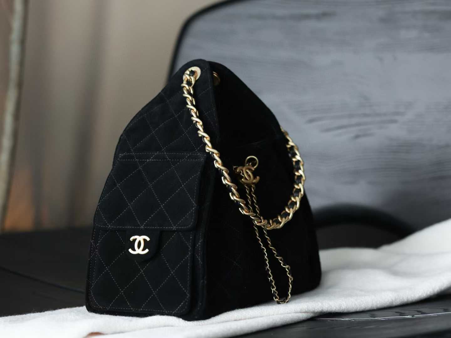 Chanel 25 Handbag view 4