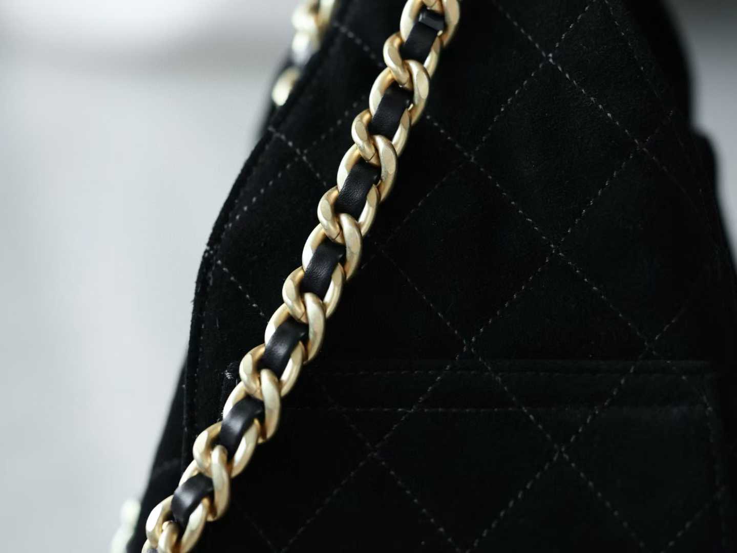 Chanel 25 Handbag view 8