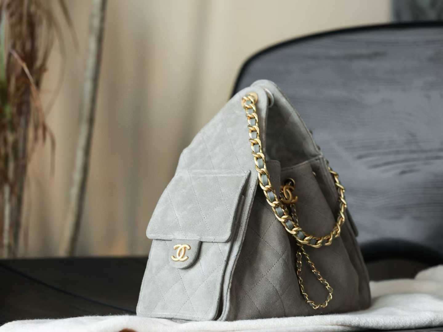 Chanel 25 Handbag view 3