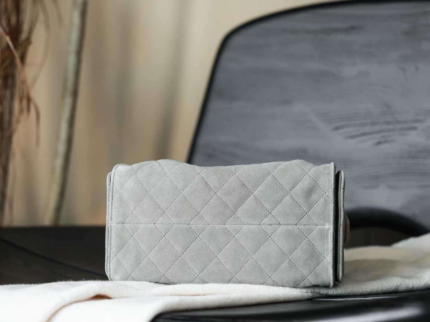Chanel 25 Handbag view 4