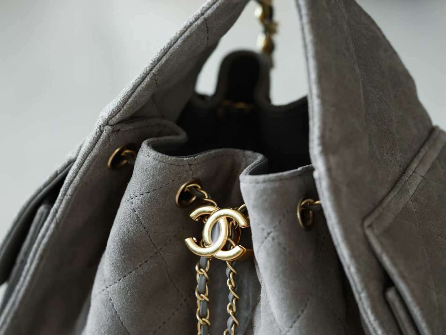 Chanel 25 Handbag view 5