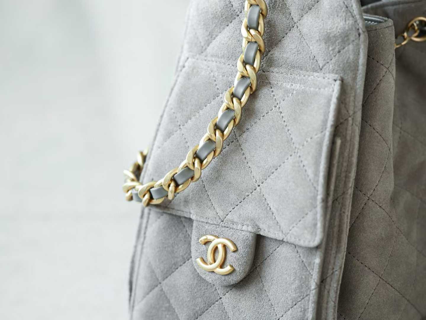 Chanel 25 Handbag view 8