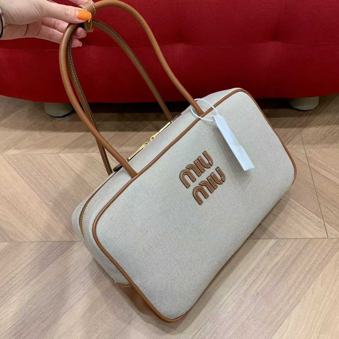 Miu Miu Beau leather bag view 9