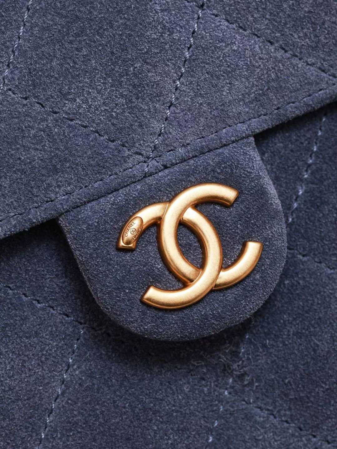 Chanel 25 Handbag view 4
