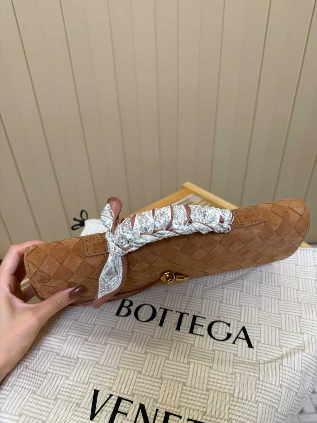 Bottega Veneta Andiamo Clutch view 3