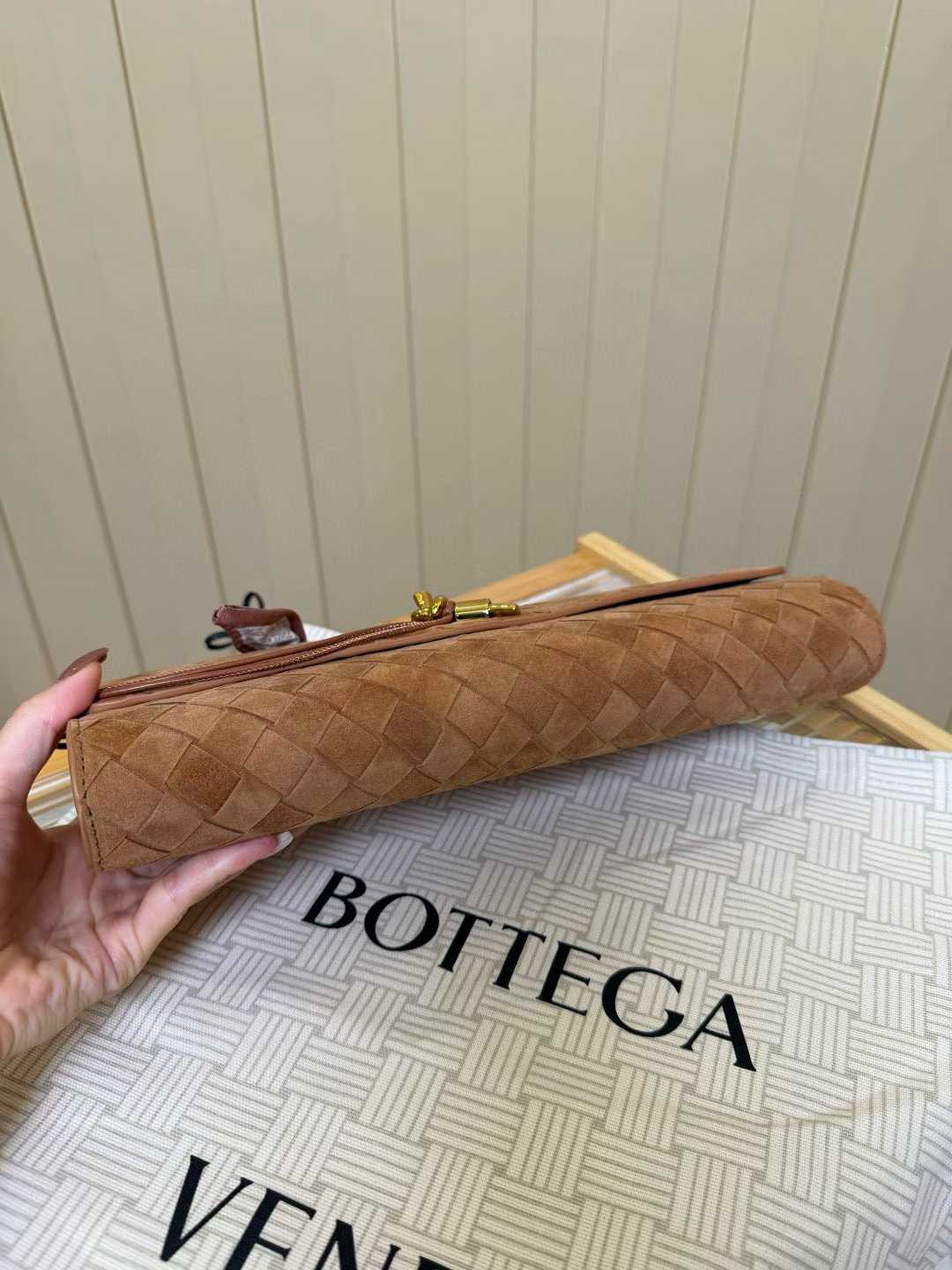 Bottega Veneta Andiamo Clutch view 4