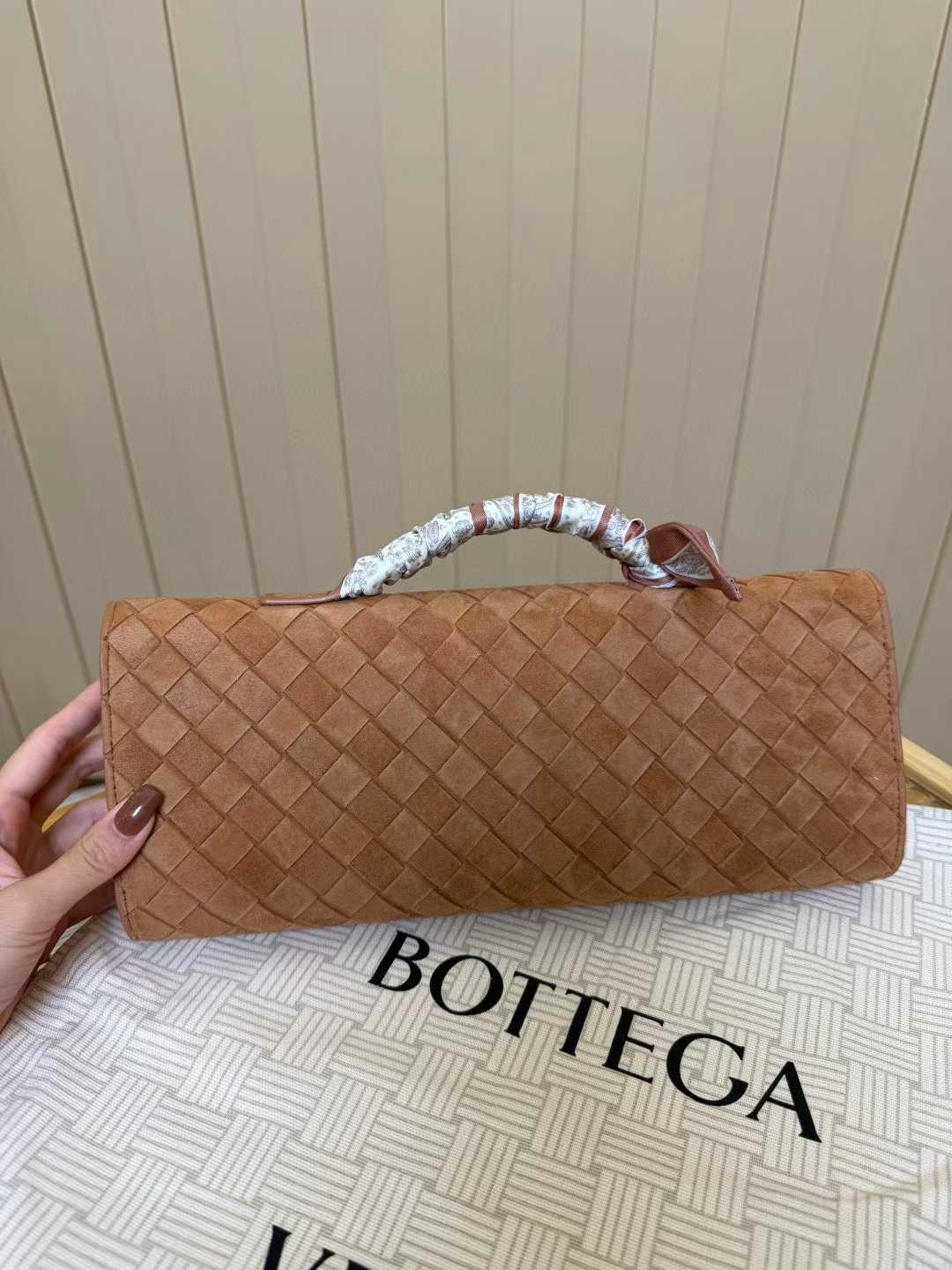 Bottega Veneta Andiamo Clutch view 5