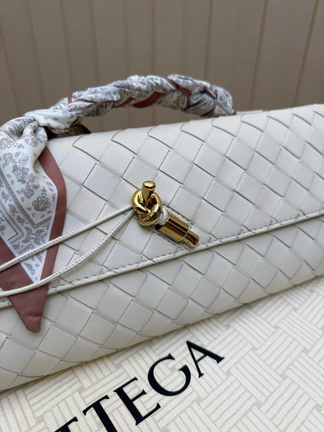 Bottega Veneta Andiamo Clutch view 2
