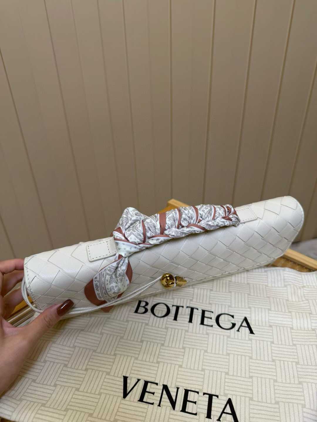Bottega Veneta Andiamo Clutch view 4