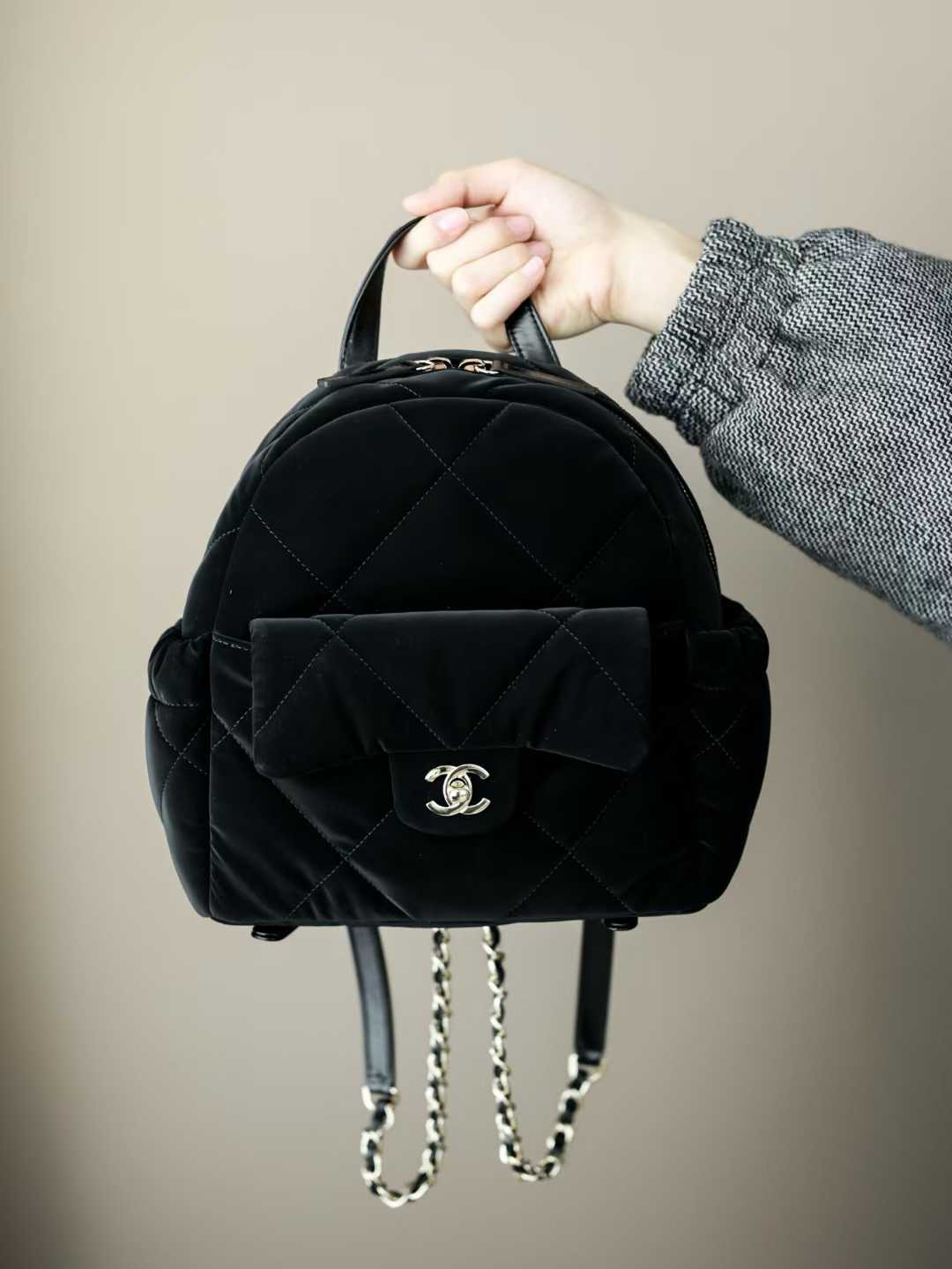 Chanel Middle-aged backpack (002) view 1