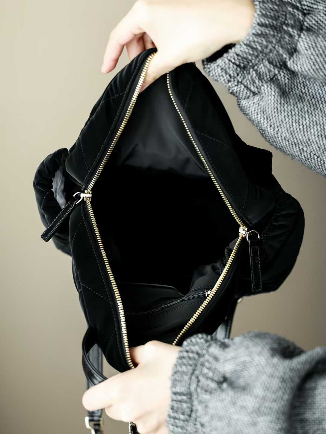 Chanel Middle-aged backpack (002) view 3