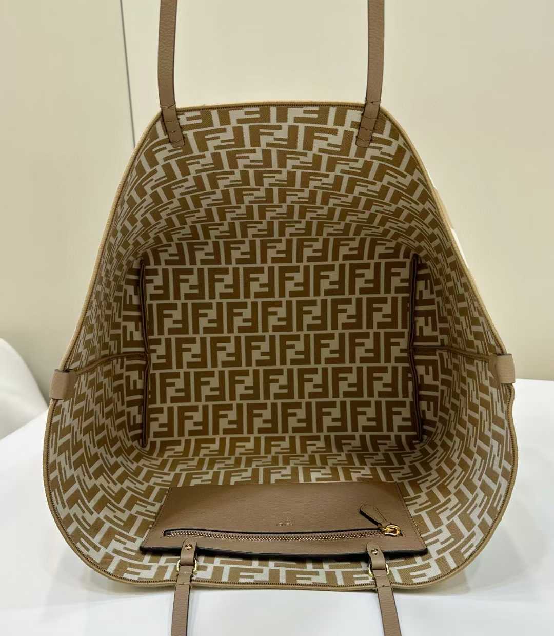 Fendi Roll Large view 18