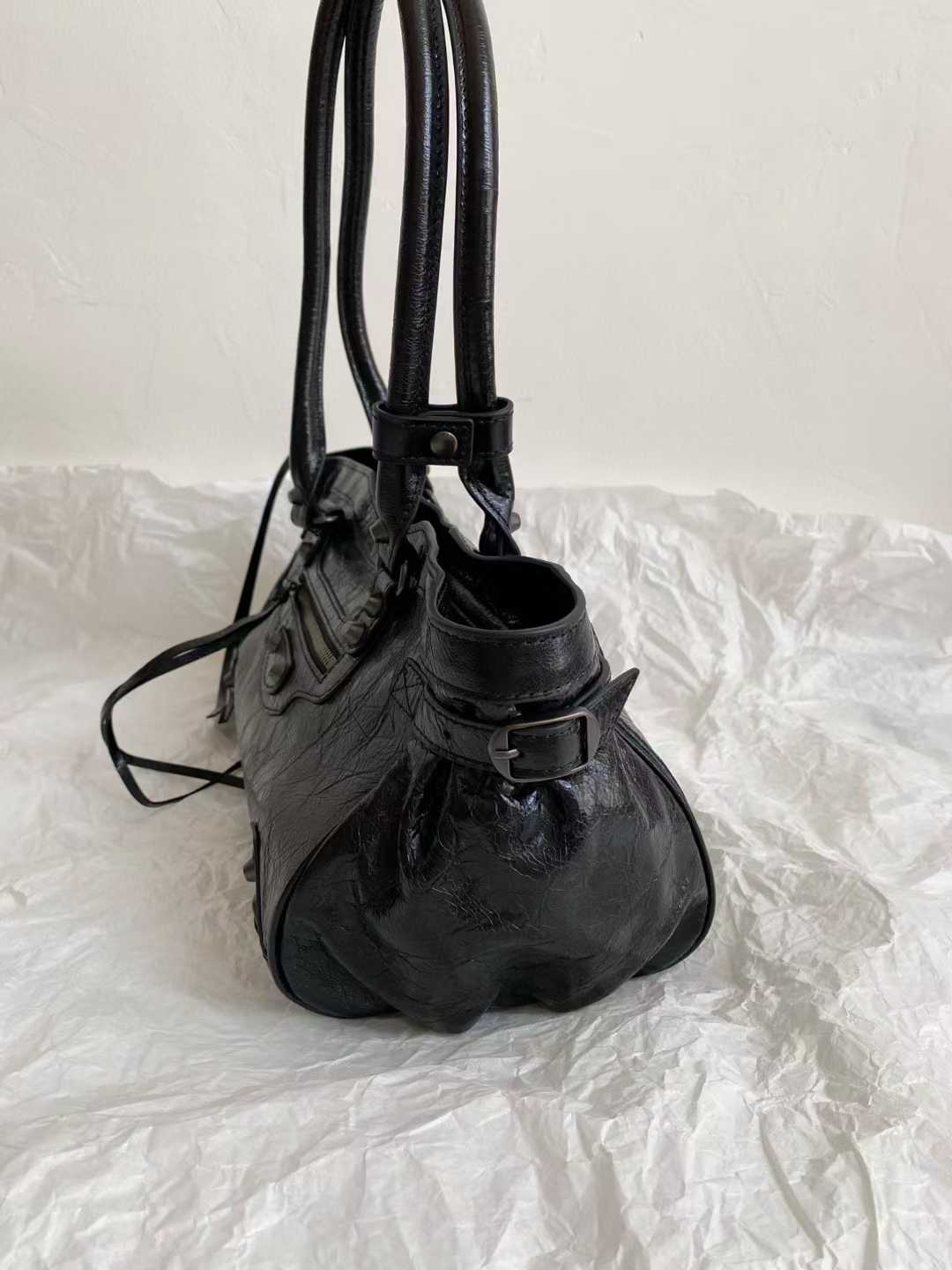 Balenciaga Women’s Le City Bag East-west in Sesame view 3