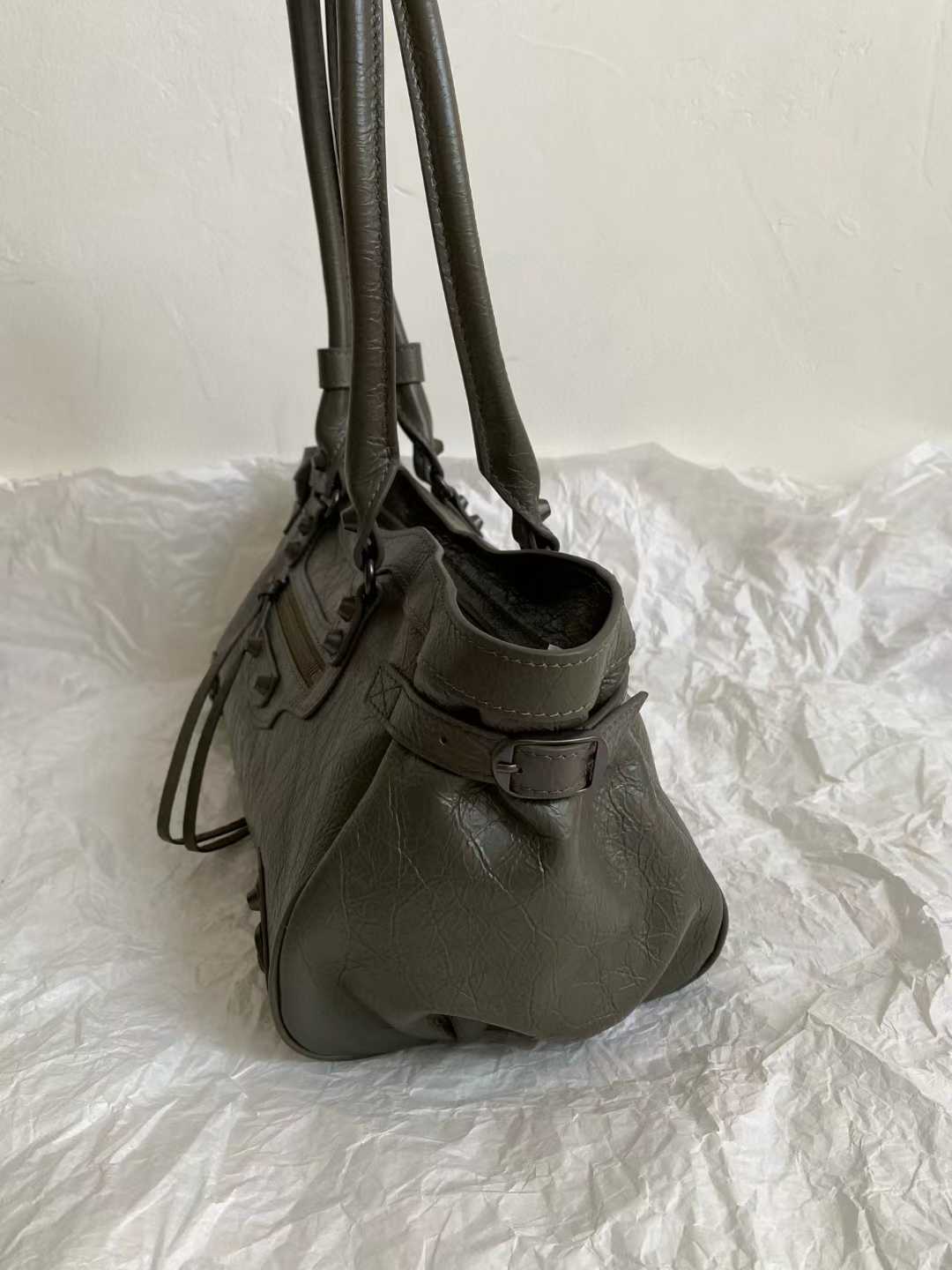 Balenciaga Women’s Le City Bag East-west in Sesame view 3