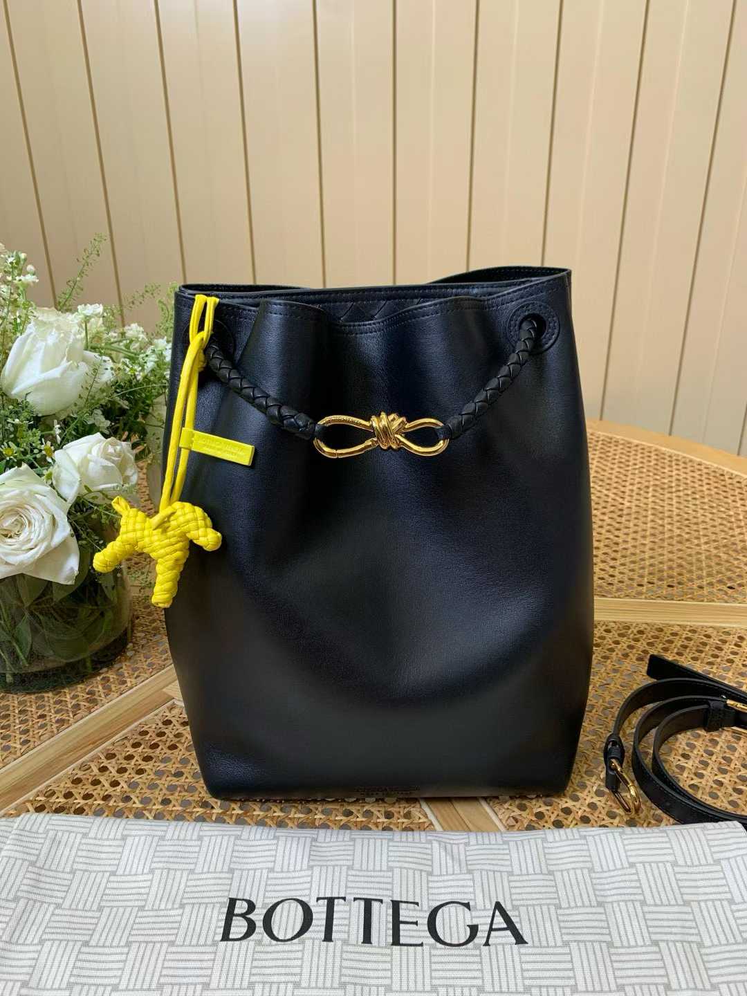 Bottega Veneta Andiamo Bucket view 1