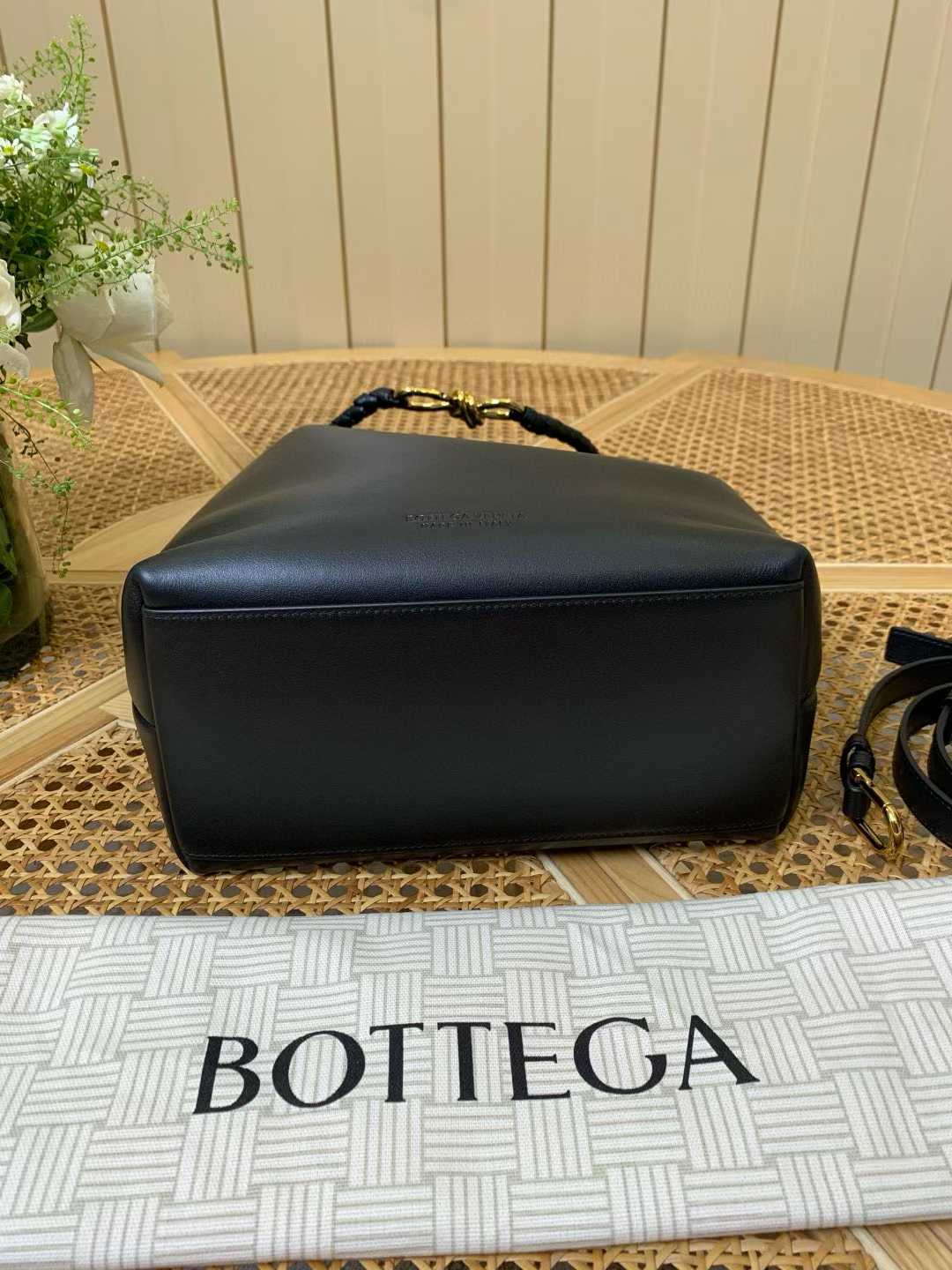 Bottega Veneta Andiamo Bucket view 7