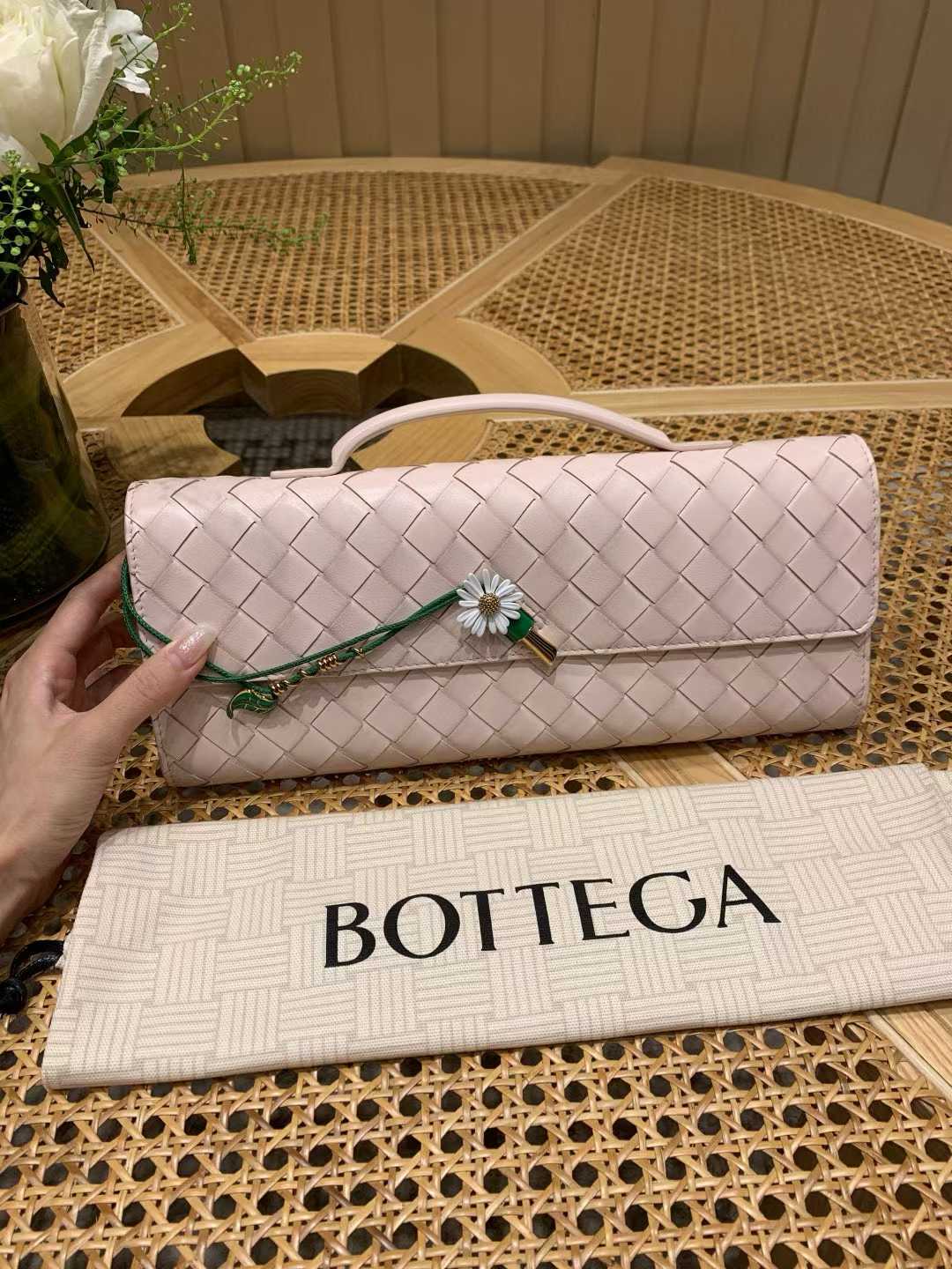 Bottega Veneta Andiamo Clutch view 1