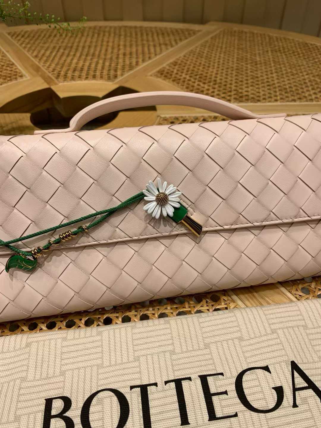 Bottega Veneta Andiamo Clutch view 2