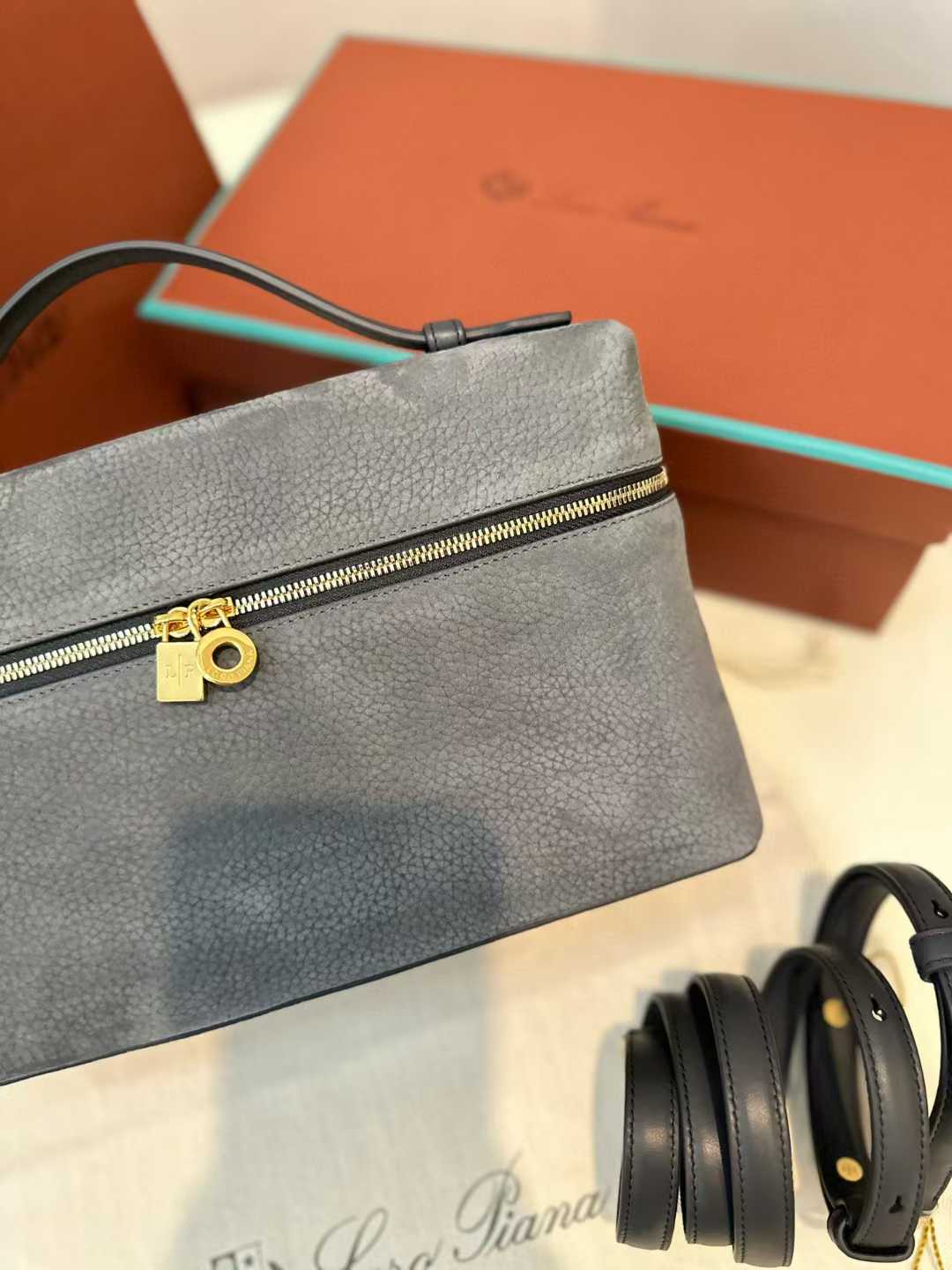 Loro Piana Extra Pocket L19 view 4