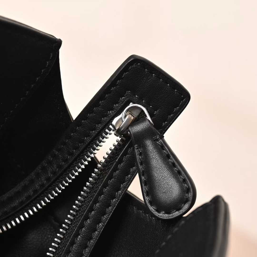 The Row Terrasse Leather handbags view 15