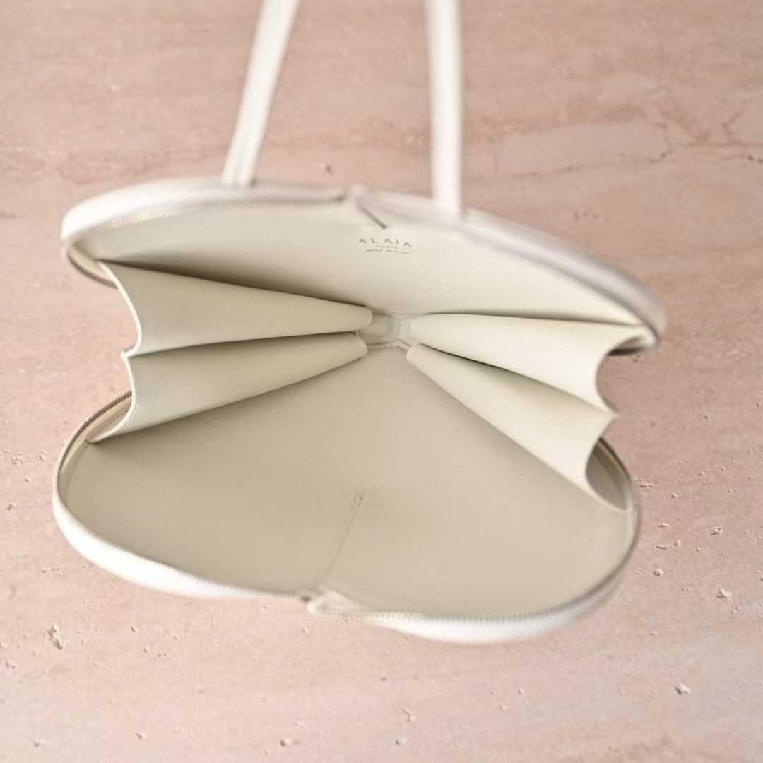 Alaïa Le Cœur bag in calfskin view 12