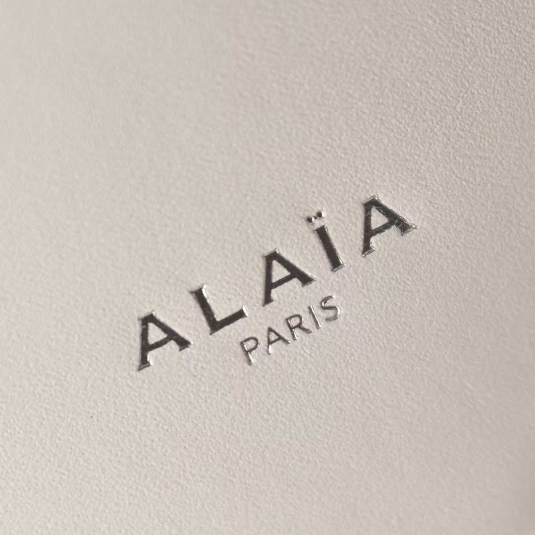 Alaïa Le Cœur bag in calfskin view 14