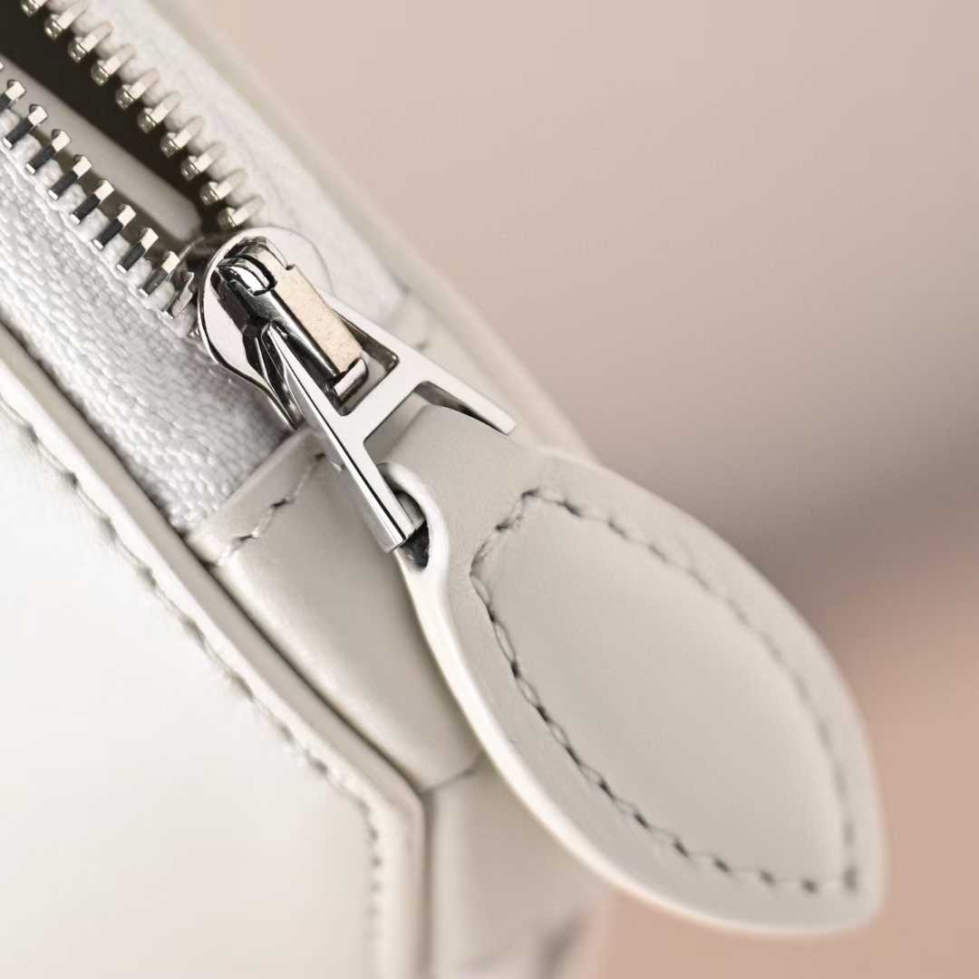 Alaïa Le Cœur bag in calfskin view 15