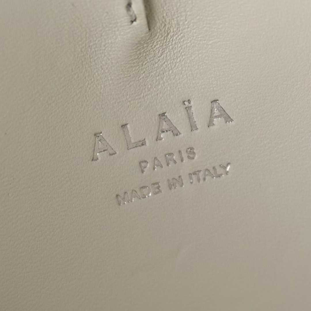 Alaïa Le Cœur bag in calfskin view 16
