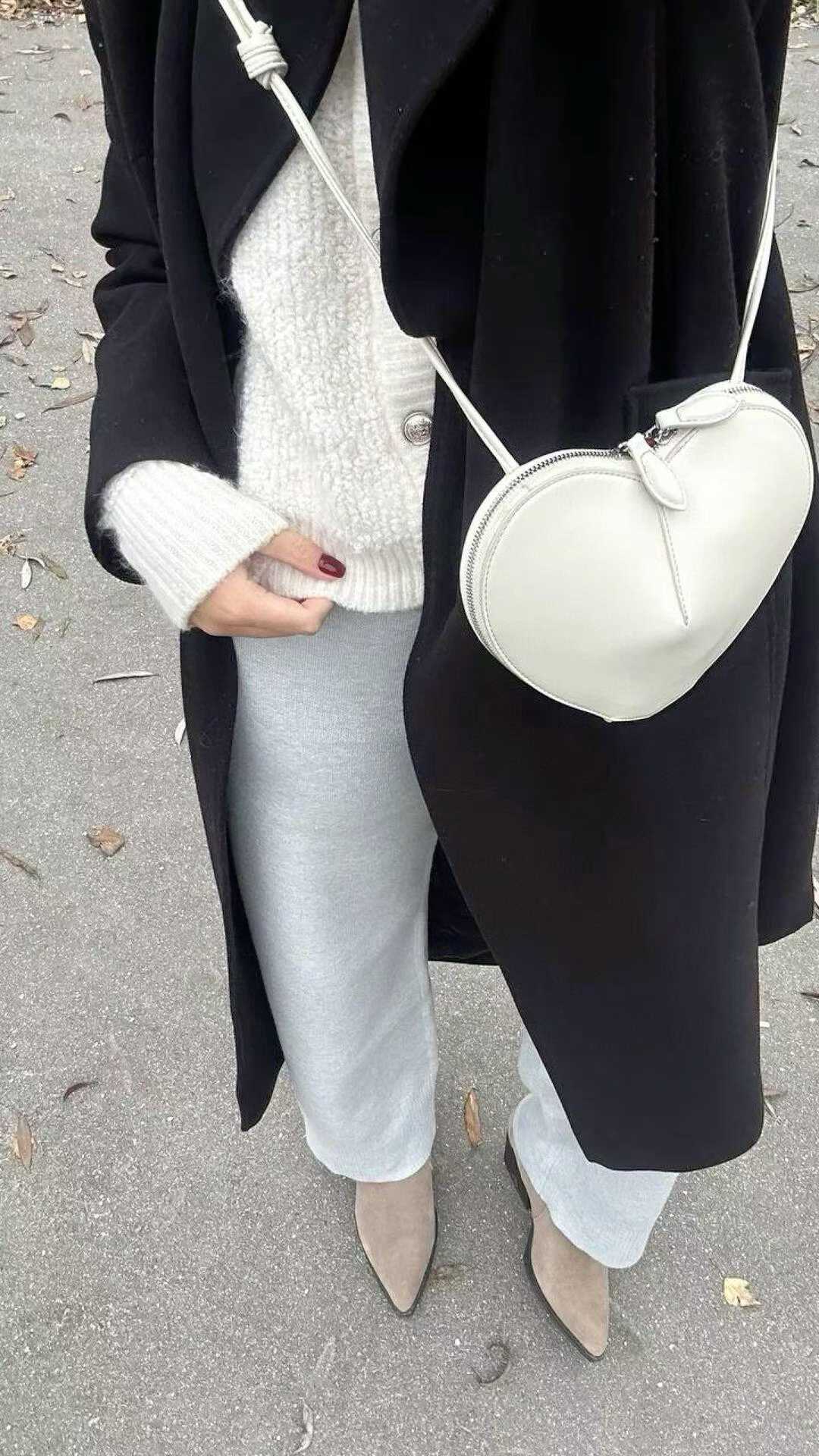 Alaïa Le Cœur bag in calfskin view 18